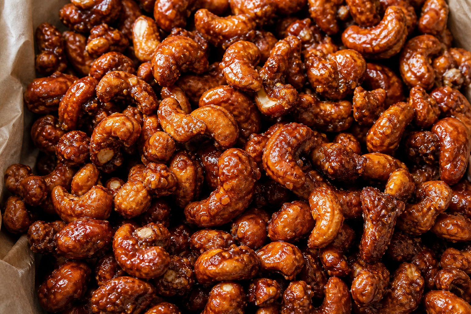Noix de cajou pralinées, robe ambrée